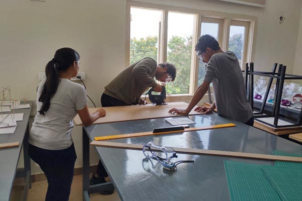 Students working in the Model Making & Prototyping Lab.