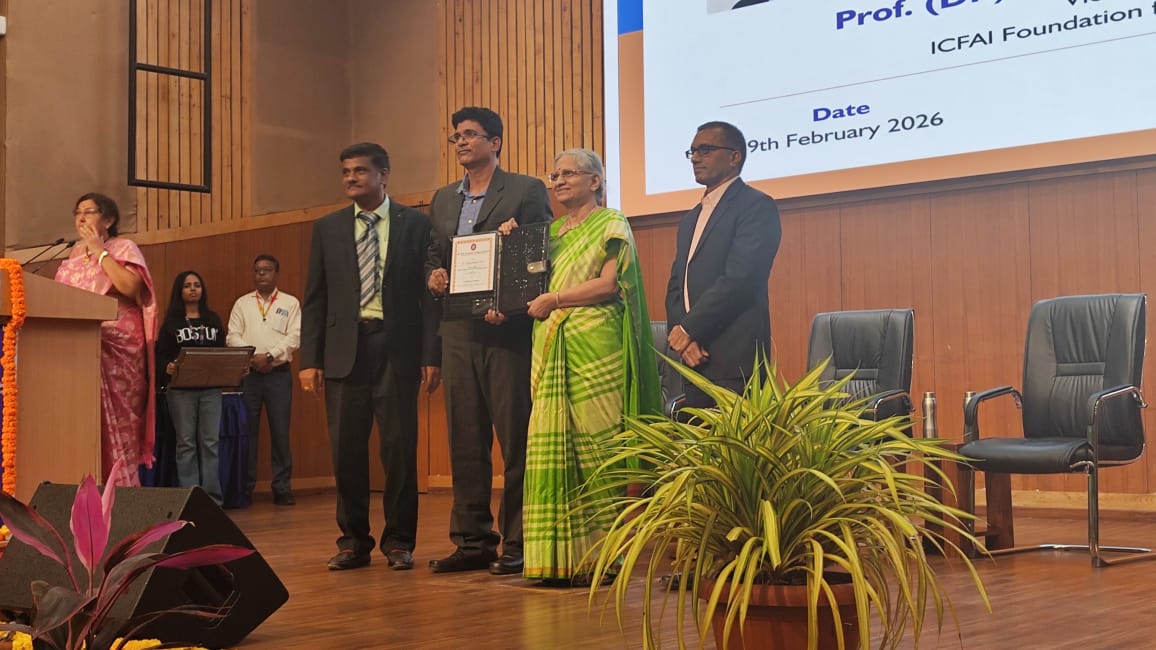 Dr Aruna Kumar Dash from ISoSS receiving Shri N J Yesaswy Best Teacher Award